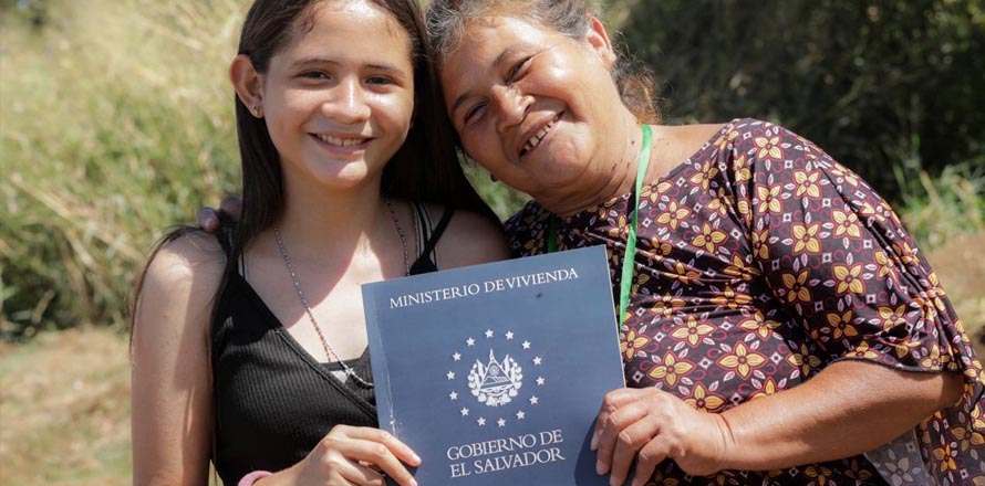 Ministra de Vivienda entrega escrituras de propiedad a familias de Santa Ana