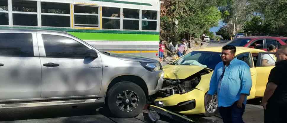 Conductores protagonizan fuerte accidente en carretera Longitudinal del Norte, Chalatenango
