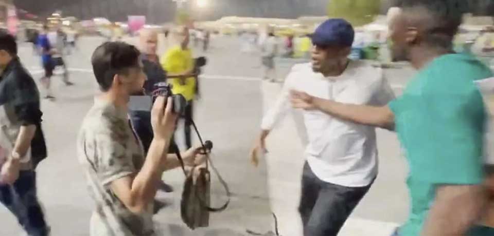 Eto’o le da una patada a un ‘youtuber’ fuera de un estadio en Qatar