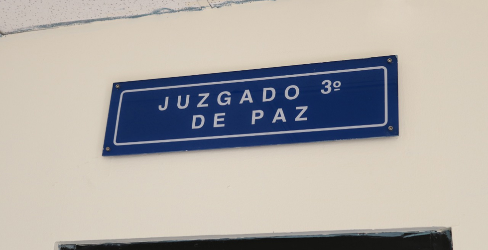Detención para cinco agentes que robaron un negocio