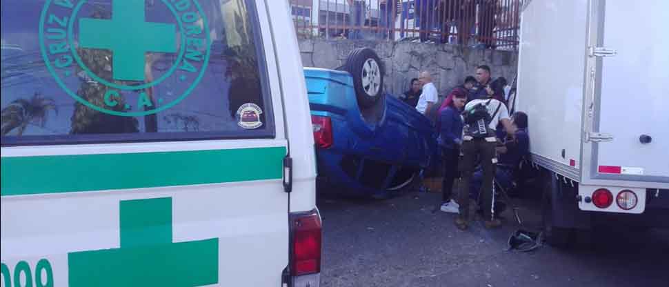 Hombre se salva de milagro tras sufrir aparatoso accidente en San Salvador