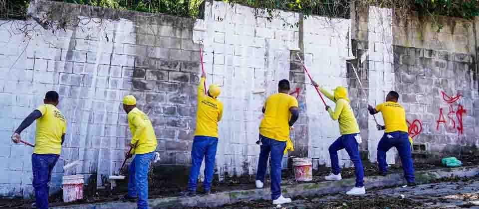 Internos del Plan Cero Ocio siguen borrando grafitis de pandillas en Soyapango