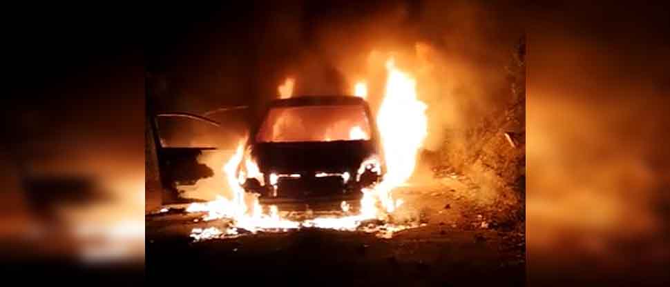 Vehículo se incendia sobre la carretera al Boquerón y termina reducido a cenizas