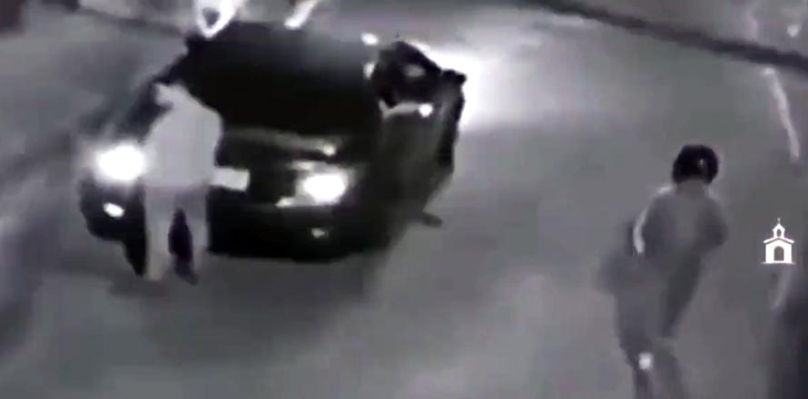 Investigan el caso de una mujer que disparó contra un hombre que orinaba en la vía pública
