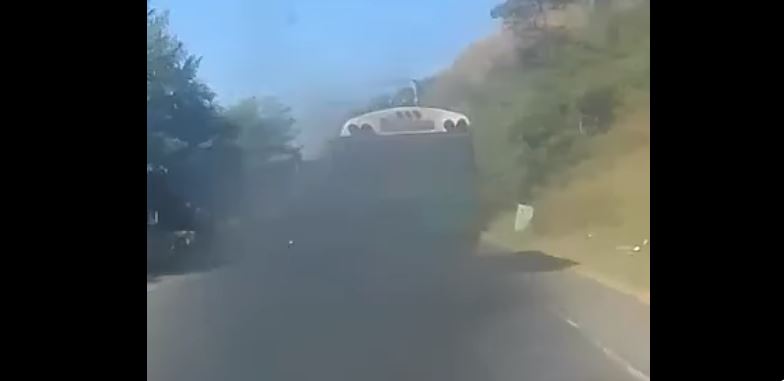 Busero circula contaminando el medio ambiente con una cortina de humo (VIDEO)