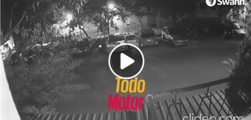 Conductor choca con tres carros estacionados en Soyapango y huye: Todo quedó grabado ((VIDEO))