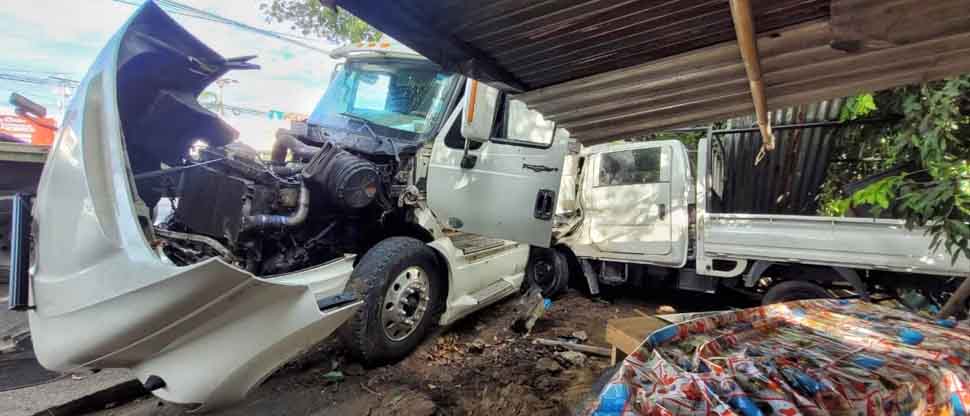 Reportan varias personas lesionadas tras aparatoso accidente en carretera Panamericana