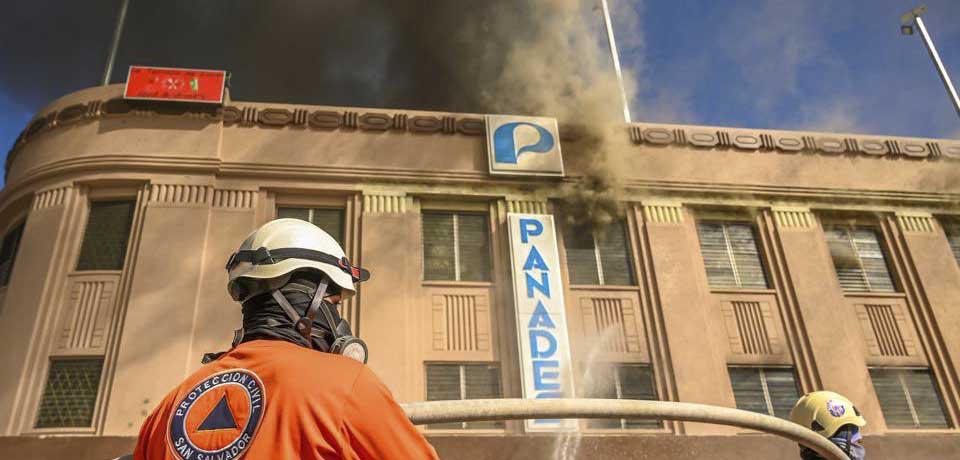 Reportan incendio estructural en el centro de San Salvador