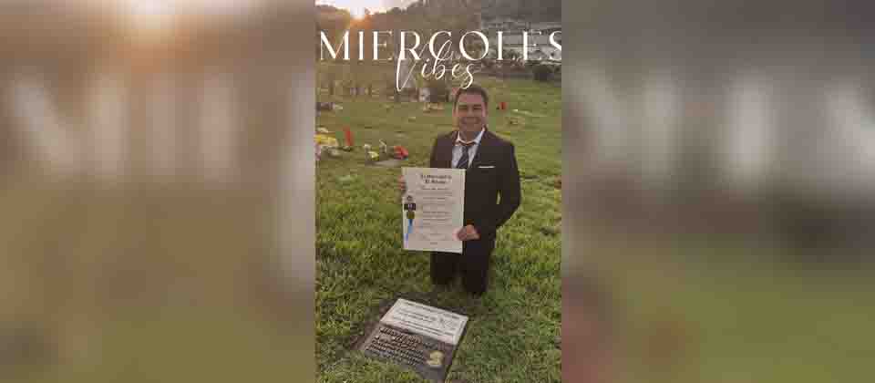 Joven dedica su título universitario a su mama al lugar donde descansa