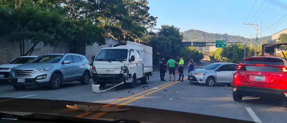 Conductores ocasionan fuerte accidente vial en bulevar Monseñor Romero