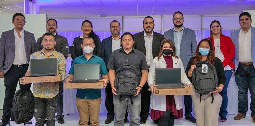 Entregan equipos informáticos a profesionales del Ministerio de Salud