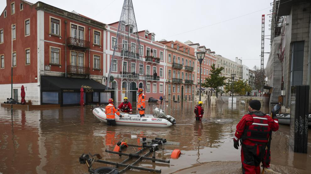 Lluvias provocan inundaciones y la suspensión de los servicios en Lisboa