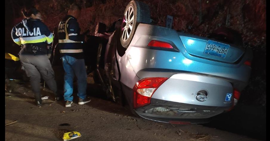 Hombre fallece y mujer resulta lesionada tras volcar en carretera Troncal del Norte, esta madrugada