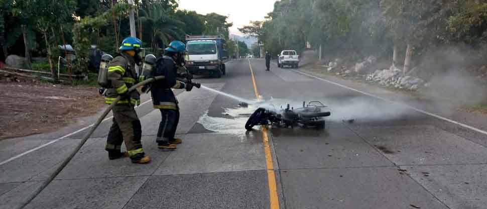 Bomberos auxilian a conductor tras prender fuego su motocicleta