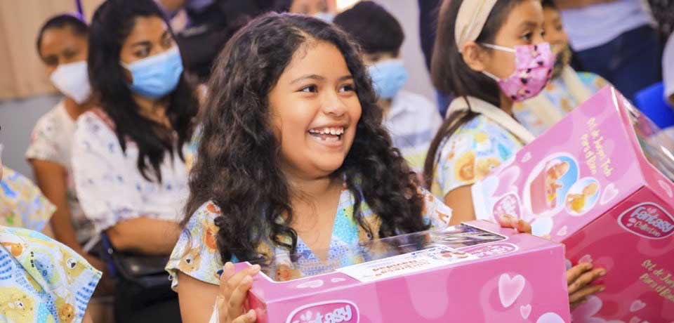 Entregan juguetes a los niños del Hospital Bloom