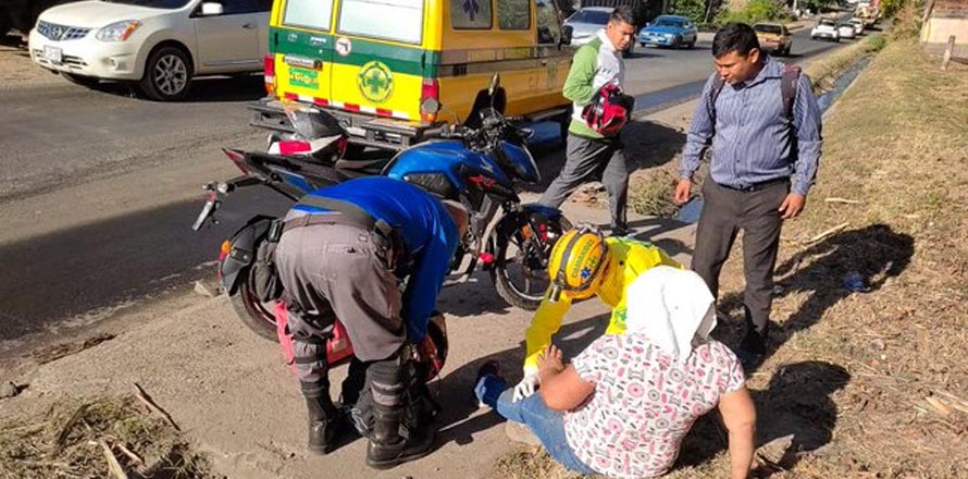 Pareja que se conducía en moto resulta lesionada tras accidentarse en Nejapa