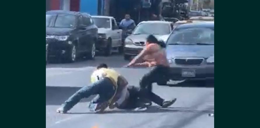 INTOLERANCIA | Captan brutal pelea entre dos conductores en la ciudad de San Miguel