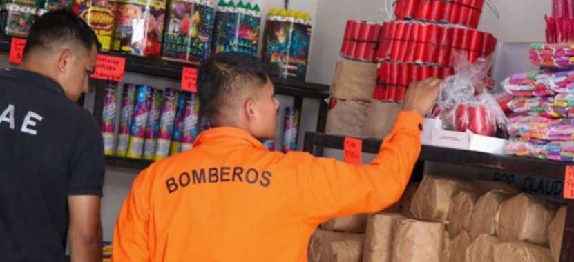 Policías y Bomberos intensifican inspecciones en ventas de pólvora en Cuscatlán
