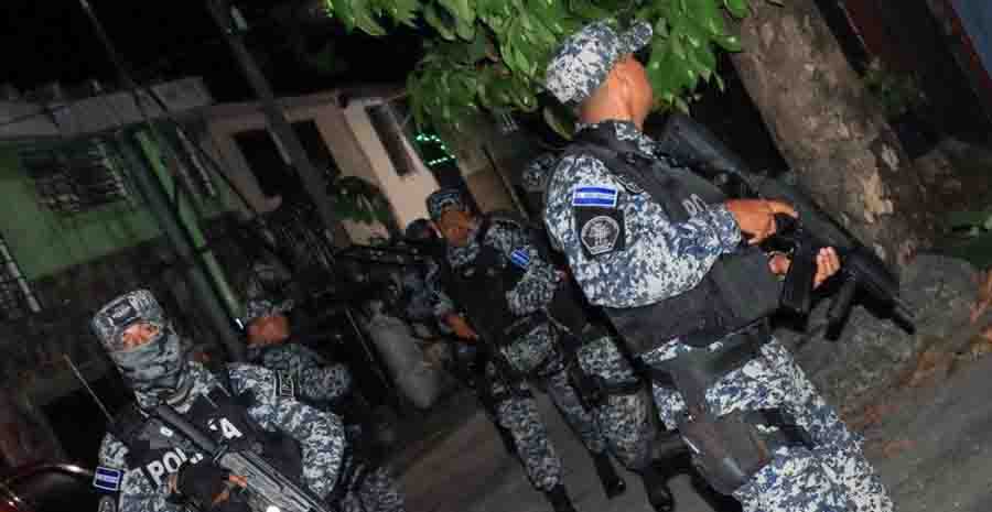 Policías detienen a sujeto minutos después de matar a un hombre
