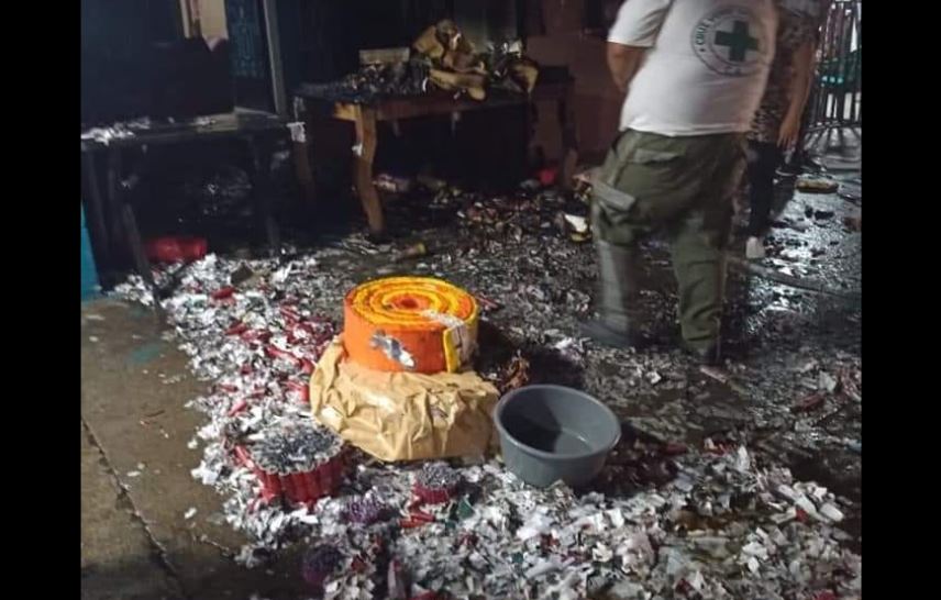 Dos lesionados deja incendio en puesto de pólvora en Santa Ana