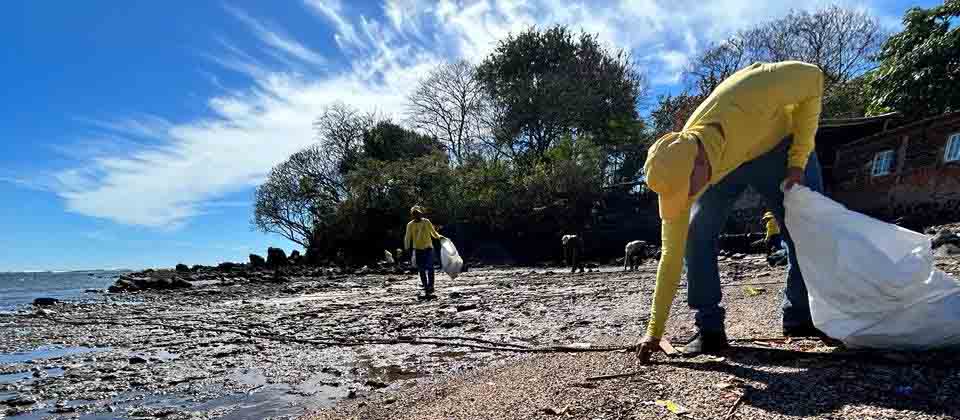 Privados de libertad limpian playa Los Cóbanos, en Sonsonate