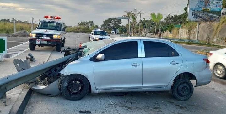 Dos personas se accidentan en carretera al Puerto de La Libertad