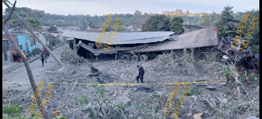 Conductor de rastra pierde el control y cae sobre una iglesia en Juayúa, Sonsonate