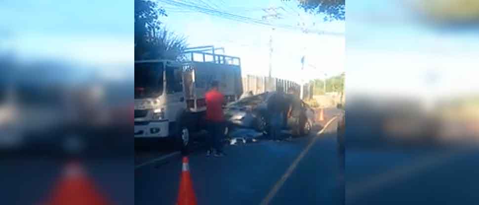 VIDEO: Reportan persona atrapada tras fuerte accidente en calle a Mariona