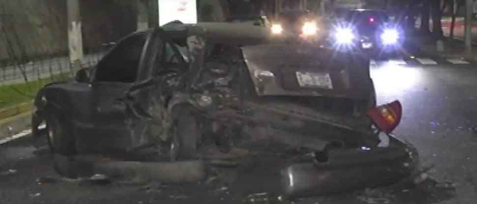 Conductor se pasa el semáforo en rojo y ocasiona fuerte accidente de tránsito