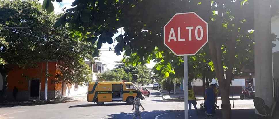 Conductor no hace el alto y choca contra ambulancia que cubría emergencia