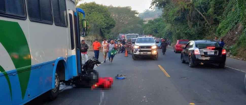 Motociclista muere al ser alcanzado por bus que intentó rebasar en la Troncal del Norte