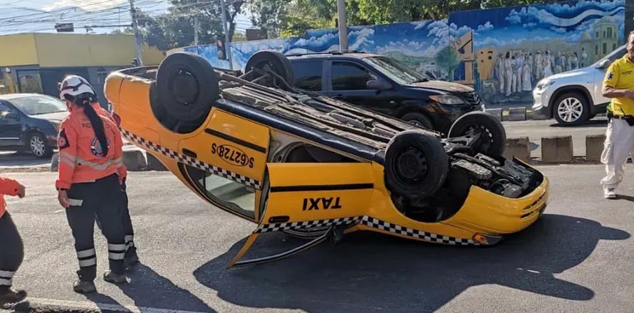 Reportan taxi volcado tras aparatoso accidente en San Salvador