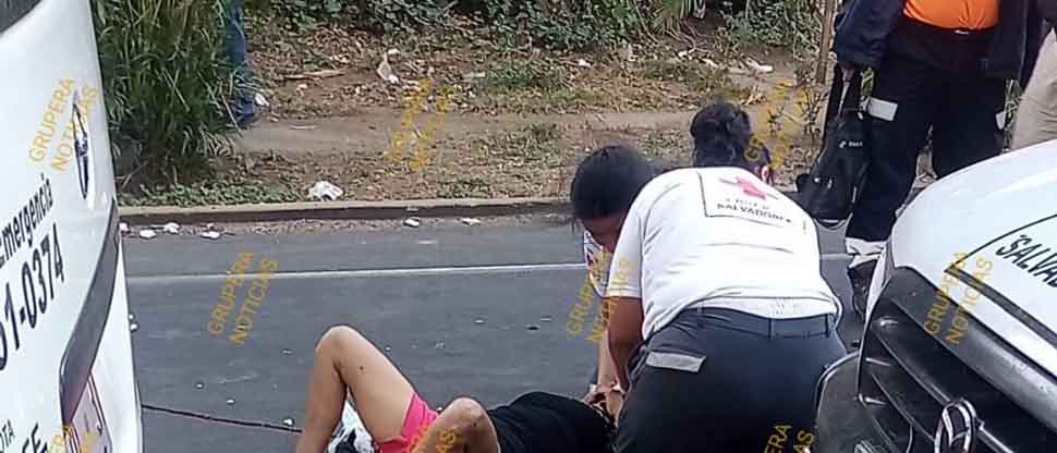 Motociclista atropella a una mujer en cercanías al desvío a Nahuizalco, Sonsonate