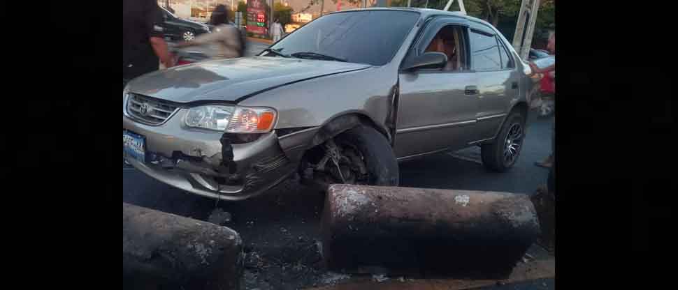 Conductor pierde el control y se estrella en separadores de carril en Bulevar Tutunichapa, San Salvador