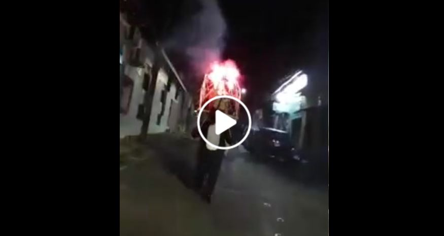 Sujeto intolerante derriba a hombre que cargaba un torito pinto en fiestas de Zacatecoluca
