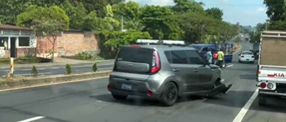 VIDEO: Conductores provocan fuerte accidente en carretera a Sonsonate