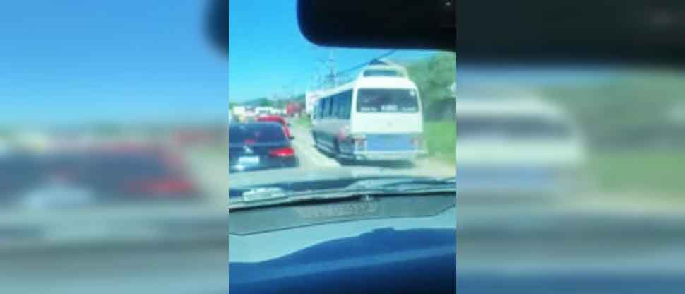VIDEO: Denuncian a microbusero que pone en riesgo a peatones tras hacer tercer carril