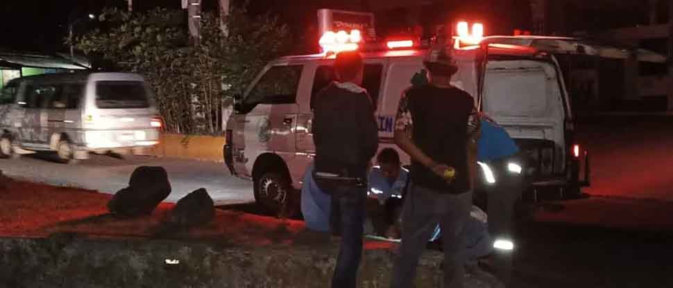 Motociclista impacta contra separadores ubicados en un redondel