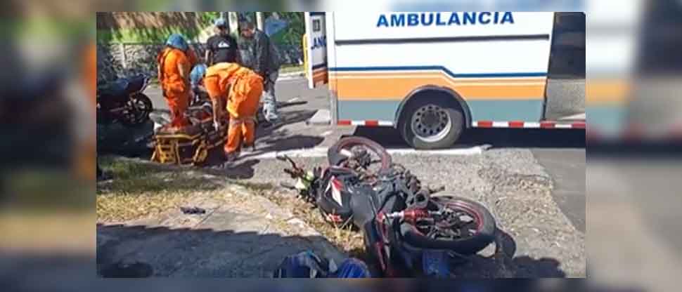 Motociclista se pasa señal de alto y choca contra un vehículo en colonia Escalón