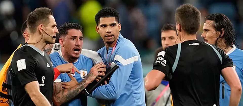 FIFA abre expedientes contra 4 jugadores de Uruguay
