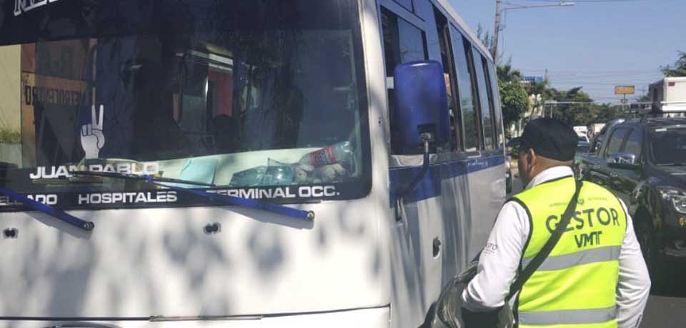 Sancionan a microbusero por circular en sentido contrario