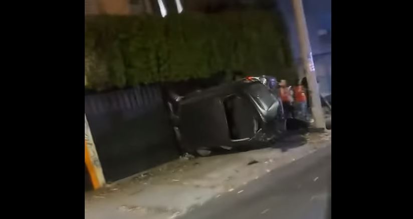 Conductor pierde el control y choca contra una casa en Alameda Juan Pablo II