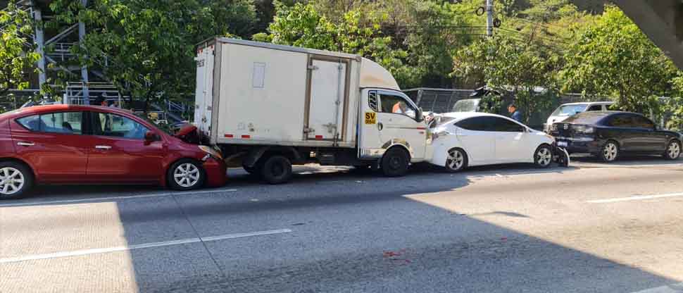 Múltiple accidente ocasiona fuerte tráfico vehicular en autopista a Comalapa