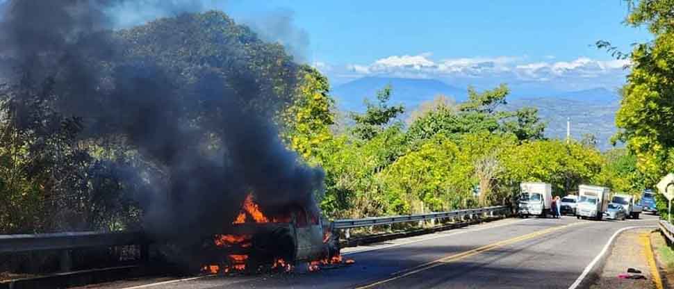 Reportan vehículo en llamas en carretera hacia Nueva Concepción, Chalatenango