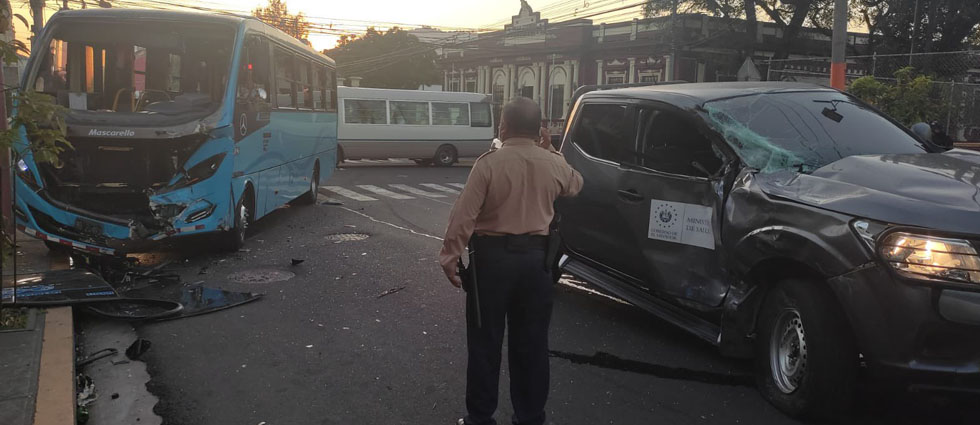 Un lesionado tras fuerte accidente de tránsito en San Salvador