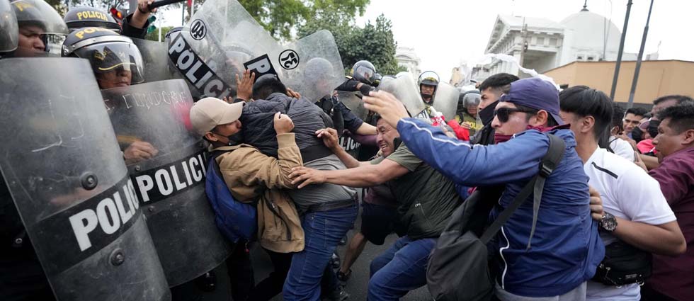 Mujer pierde la vida a manos de policías en Perú durante manifestaciones