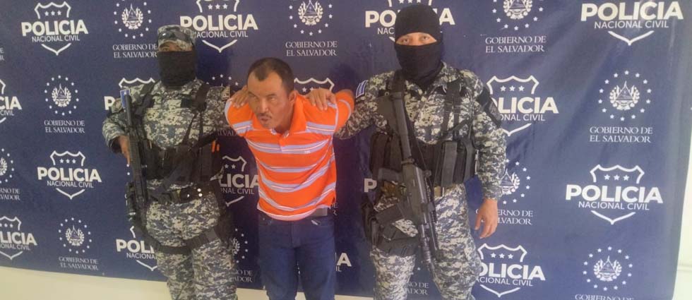Policías arrestan a sujeto acusado de aprovecharse de menores