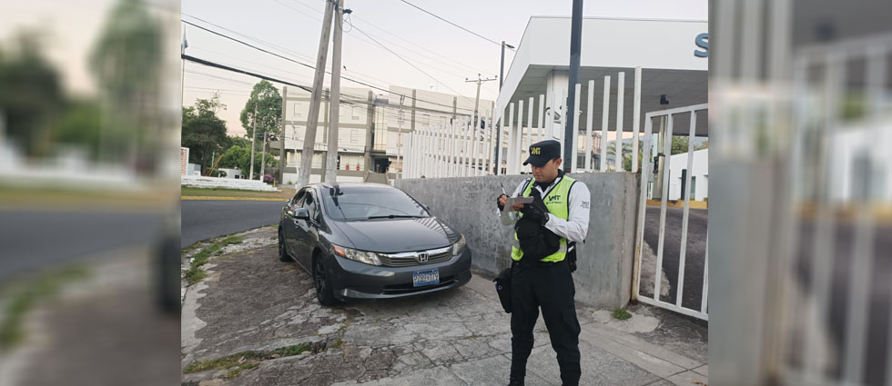 Sancionan a conductores que se estacionan sobre las aceras