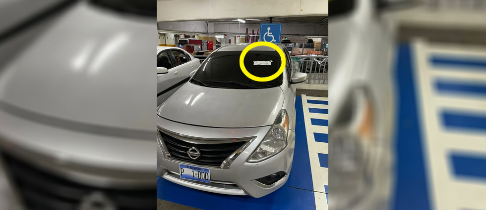Dejan fuerte recado a conductora rubia que estacionó en lugar para personas con discapacidad