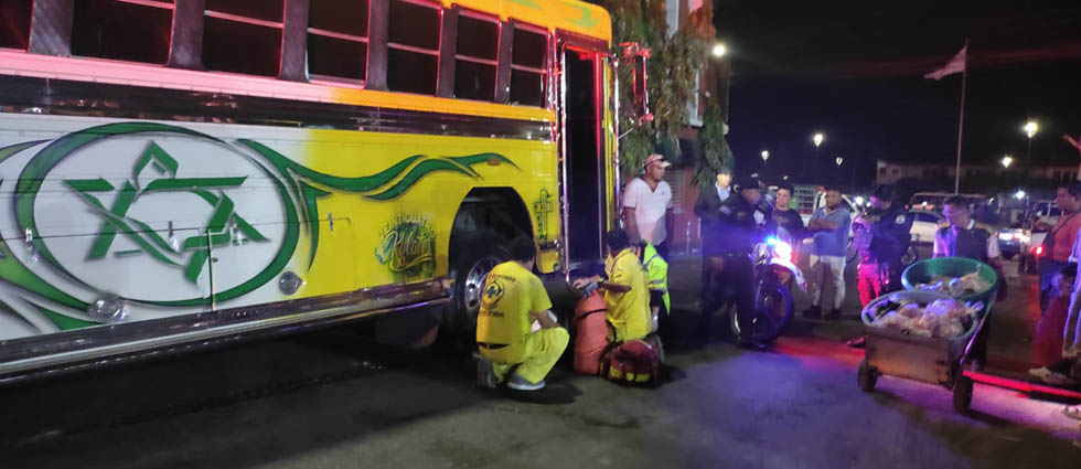 Hombre pierde una de sus extremidades tras ser arrollado por autobús que iba en sentido contrario